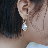 SHARK SPIRAL DROP EARRINGS IN YELLOW GOLD WITH PEARL